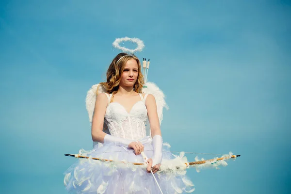발렌타인. 맑은 하늘에 대한 작은 천사 소녀입니다. 발렌타인 데이 카드. 행복 한 십 대 천사 소녀입니다. 흰색 날개를 가진 천사 어린이 소녀입니다. 예쁜 비탄 소녀 — 스톡 사진