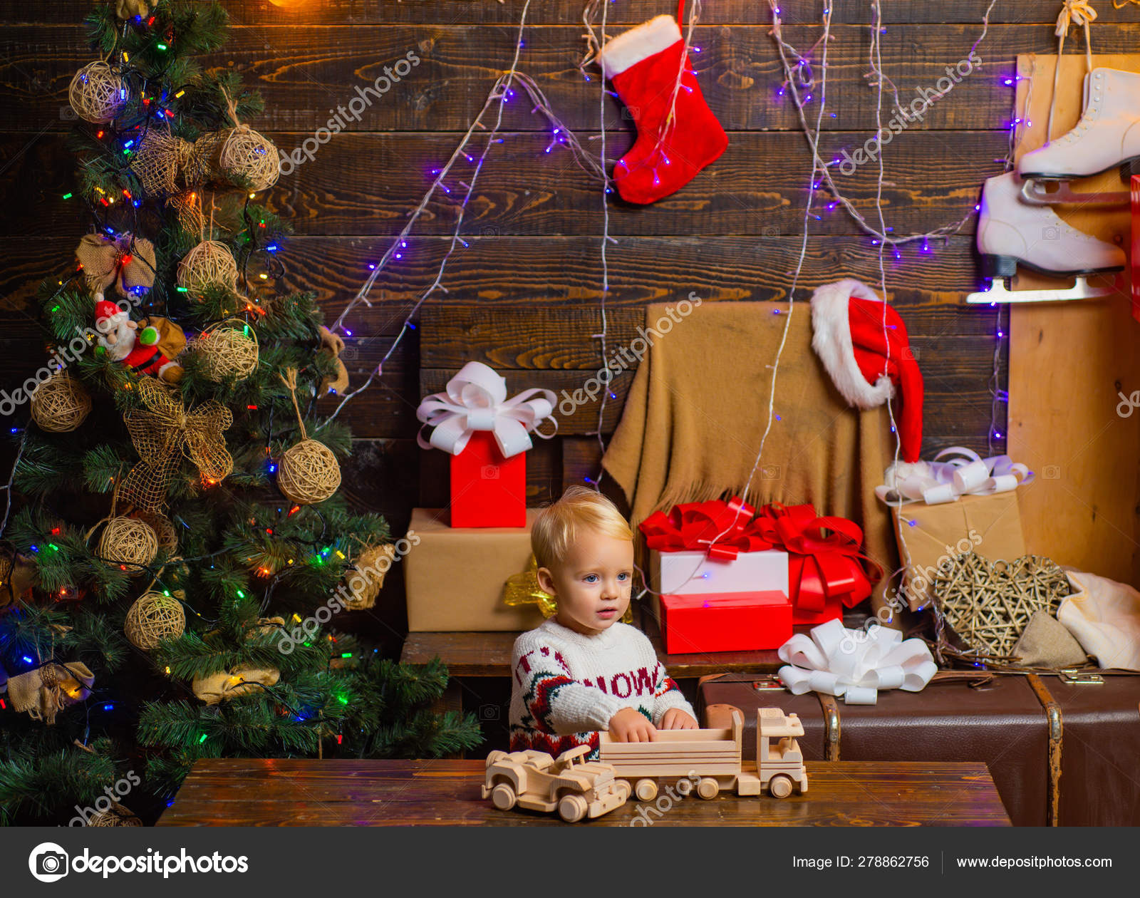 Улыбающийся Ребенок Подглядывает Из-За Елки В Гостиной. Милый.