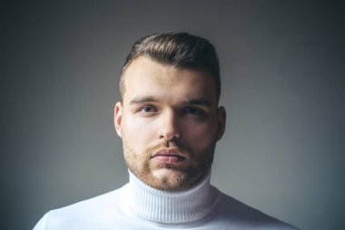 Adam traşsız maço yakın yüz. Berber dükkanı konsepti. Acımasız kıl. Yakışıklı traşsız adam. Erkeklik ve güzellik. Iyi bakımlı traşsız adam şık bir görünüm. Kırpma kılı. Saç modeli berber