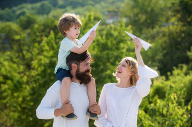 Evlat edinen çocuk. Yaz istihkakı. Baba anne ve oğlu birlikte oynuyorlar. Ebeveyn -lik. Baba anne ve oğlu kamp. Bahar zamanı. Baba anne ve onun çocuk oğlu gökyüzü arka plan üzerinde oynuyor.