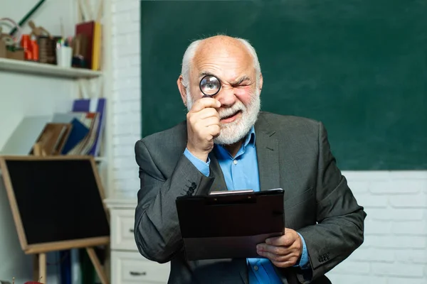 De vuelta a la escuela y tiempo feliz. Espacio de copia de concepto de secundaria. Profesor masculino serio estudiando en la escuela. Examen en la universidad. Trabajo docente - profesión y concepto de aprendizaje. Educación . —  Fotos de Stock