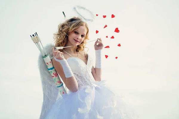 Flecha de amor. Cupido en San Valentín. Ángel adolescente. Cupido lindo ángel con arco y flechas. Encantadora niña rizada en vestido blanco y alas - ángel chica Cupido — Foto de Stock