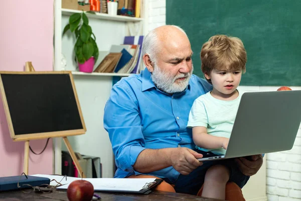 Dziadek i maluch uczą się w klasie. Nauczyciel jest wykwalifikowanym liderem. Koncepcja uczenia się i edukacji. — Zdjęcie stockowe
