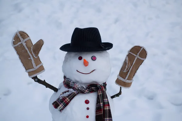 Vicces hóembert. Boldog, mosolygós hó az ember a napsütéses téli napon. Hó férfiak. Boldog hóember állva Télen karácsonyi táj. Karácsonyi akciók árengedmények. — Stock Fotó