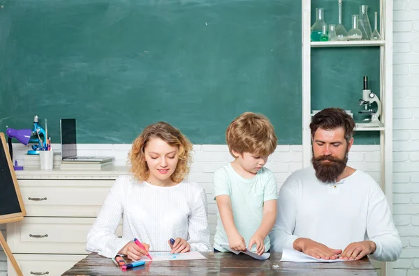 학교로 돌아갑니다. 공부할 준비가 거의 없습니다. 수업의 시작. 자녀를 학교에 데려가는 부모. 육아 교육 수학 개념입니다. 학교에서의 첫날. — 스톡 사진
