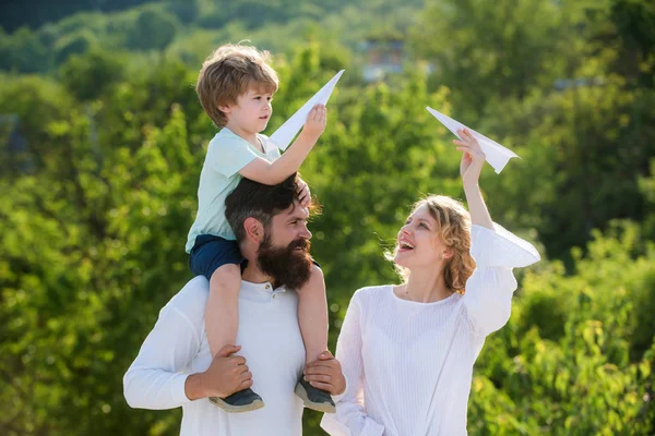 Evlat edinen çocuk. Yaz istihkakı. Baba anne ve oğlu birlikte oynuyorlar. Ebeveyn -lik. Baba anne ve oğlu kamp. Bahar zamanı. Baba anne ve onun çocuk oğlu gökyüzü arka plan üzerinde oynuyor.