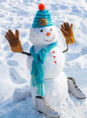 Beyaz karlı arka planda kardan adam ile kış sahnesi. Yeni yıl konsepti. Kar taneleri ve kardan adamla kışın. Yıldızların ve kar tanelerinin arka planında kardan adam.
