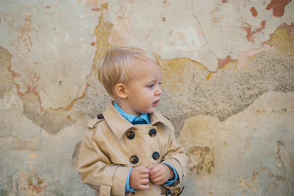 Μικρό παιδί στο φόντο της γκραντζ. ευτυχισμένη παιδική ηλικία. αγοράκι με εκλεκτής ποιότητας παλτό. Ομορφιά. Παιδική μέρα. ρετρό στυλ. ρετρό εμφάνιση μόδας. vintage μοντέλο μόδας παιδί. μικρό αγόρι παιδί κοντά στον παλιό τοίχο — Φωτογραφία Αρχείου