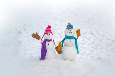 Tema Noel tatili kış yeni yıl. Şehvetli bir dokunuş. Kış Aşkı hikayesi. Seni seviyorum. Kardan adam selamlıyorum. Mutlu kış zamanı.