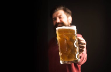 İngiltere'de bira. Mutlu bira bira ile cam tutan. Brewer. Abd'de bira. Almanya - Bavyera. Bilgin. Biralı adam.
