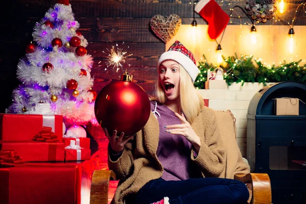 . Mulher de Natal segura bomba. Um boom criativo. Emoções de bomba. Amigável e alegre. Emoções de presentes. Menina sensual para o Natal . — Fotografia de Stock