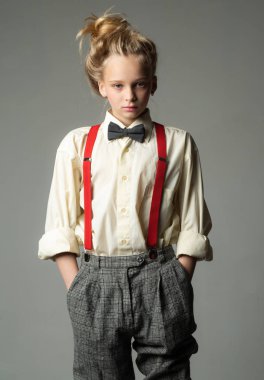 Funky tarzı. askı ve papyon. eski moda çocuk. vintage İngilizce tarzı. retro model. vintage charleston partisi. caz adım moda. retro erkek takım elbiseli genç kız. Serin ve trendy