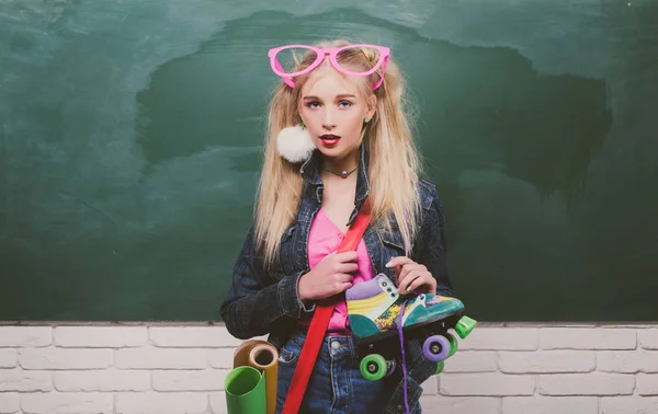 Mode Hipster Mädchen mit Mädchen in Mode-Accessoires. entzückender Teenager vor der Tafel. minimales Design Mode süße Farben. farbenfrohe trendige Stimmung. Schuluniform. — Stockfoto