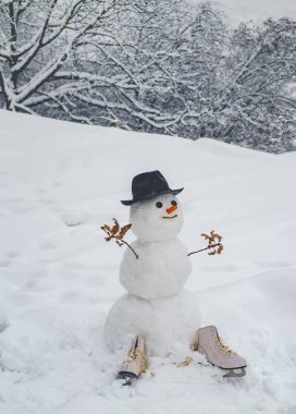 Mutlu kardan adam kış Noel manzara ayakta. Kardan adam ile Noel arka plan. Yeni yıl Noel konsepti. Mutlu Noeller ve Mutlu Tatiller.