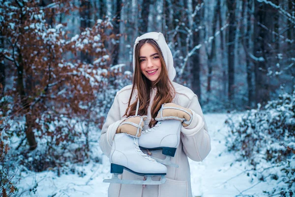 冬のための画像。冷ややかな冬の公園の美しい冬の女の子。屋外で笑う美しい若い女性. — ストック写真