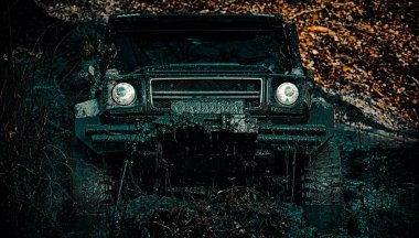 Dağ yolunda off-road seyahat. Yol macerası. Macera yolculuğu. Jeep bir su birikintisine çarptı ve bir toprak spreyi aldı. Jeep açık maceralar.