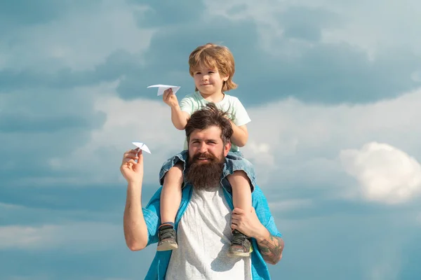 Vacaciones familiares y unión. Padre e hijo juntos. Papá e hijo sonriendo y abrazándose . —  Fotos de Stock