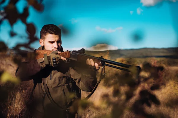 Jäger mit Gewehr auf Jagd. Prozess der Entenjagd. Jäger mit Schrotflinte in traditioneller Schützenbekleidung. — Stockfoto