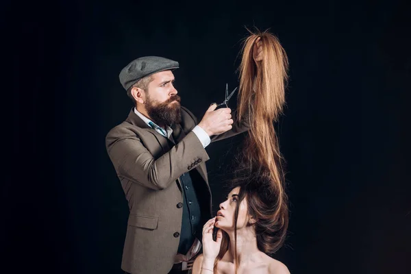 Reklam ve berber dükkanı konsepti. Saç Stilisti ve Berber. Kuaför de kuaför tarafından saç kesimi kadın oluyor. — Stok fotoğraf