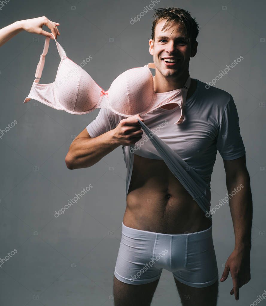 El es fan de tamano de pecho realmente enorme. Hombre con ropa interior de sujetador grande