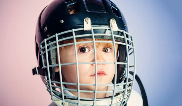 Boy aranyos gyermek viselni Jégkorong sisak közelről. Biztonság és védelem. Védőháló az arcon. Sportfelszerelés. Jégkorong vagy rögbi sisak. A sport gyermekkori. Jövő sportsztár. Sport neveltetés és karrier — Stock Fotó