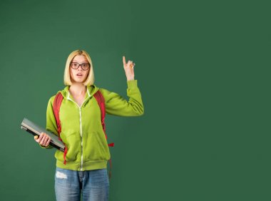 Üniversite öğrencisi üniversiteye gidiyor. Kampüste kolej öğrencisi. Öğrenci test veya sınava hazırlanıyor. Kadın öğrenci üniversitede kurs hakkında düşünme.
