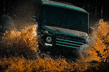 Çamur ve su sıçratıyor. En iyi Off Road Araçlar. Dağlar manzara arasında Off road spor kamyon. Büyük 4x4 araba ile seyahat konsepti. Off-road araç dağ yolunda gidiyor.