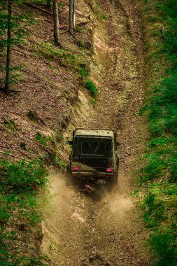 Tekerlekleri hareket emdirin ve toza giren off-road. Off-road yarışlarında çamur ve su sıçraması. Yarışa hazırlık lastikleri. Çamur, ıslak çamur veya kil bir alanda off-road olduğunu.