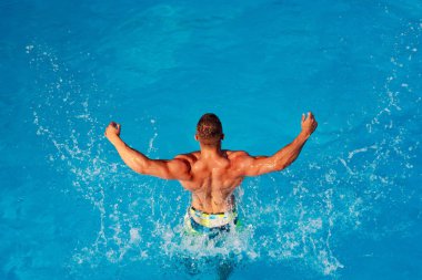 Yaz erkekleri - heyecanlı. lüks yüzme havuzu. Spa yüzme havuzunda dinlenebilirsiniz. Yakışıklı adam yaz ları eğleniyor. Atletik kas eğitmeni. Yüzme havuzunda eğlenen seksi adam.