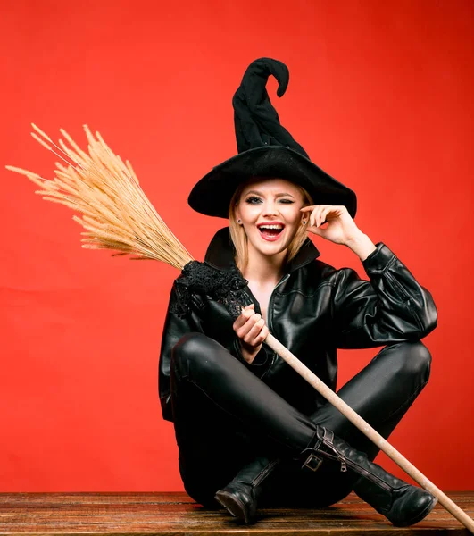 Cara engraçada e mulher surpresa. jovem gótico appy em traje bruxa halloween. Heppy Halloween. Vassoura de bruxa ou vassoura . — Fotografia de Stock