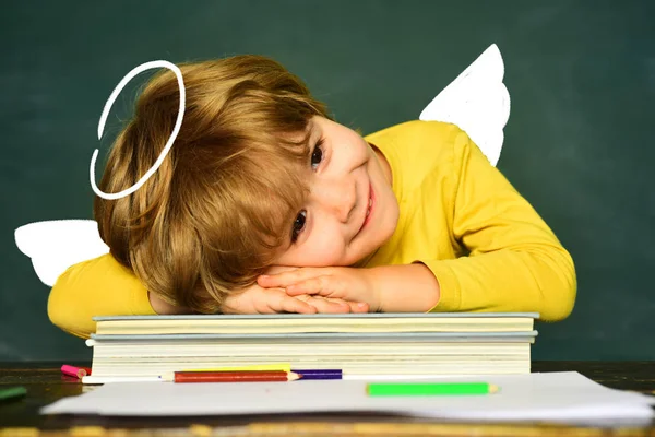 Niño de la escuela. Día del maestro. Aula. Un examen duro. Niños de la escuela contra pizarra verde. Aprender en casa. Concepto de educación científica —  Fotos de Stock