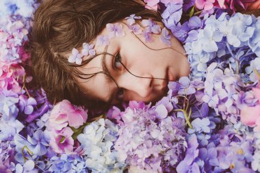 Yaz güzelliği. Makyaj kozmetik ve cilt bakımı. Ortanca çiçekleri olan bahar kadını. Kadının moda portresi. Sağlıklı saç ve cilt. yaz makyajlı kız. Keyifli zaman geçirme