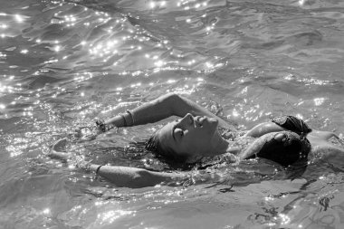 Maldivler ya da Miami sahili. Spa yüzme havuzunda, ferahlık ve cilt bakımında dinlenebilirsiniz. Yaz tatili ve okyanusa seyahat. Kadının güzelliği banyoda nemlendirilir. Bahamalar Karayip denizinde seksi kadın.