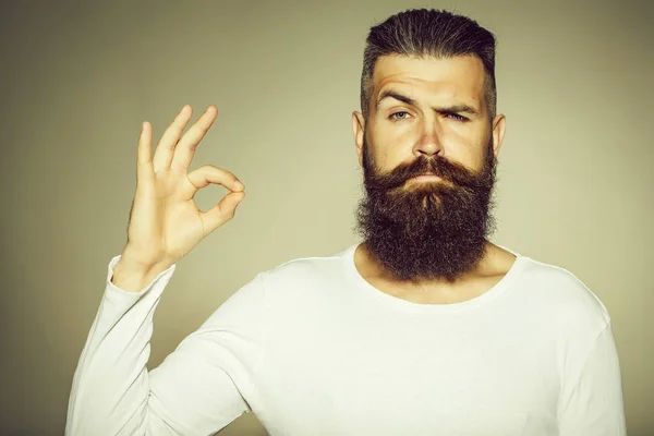Homem barbudo com gesto okey — Fotografia de Stock
