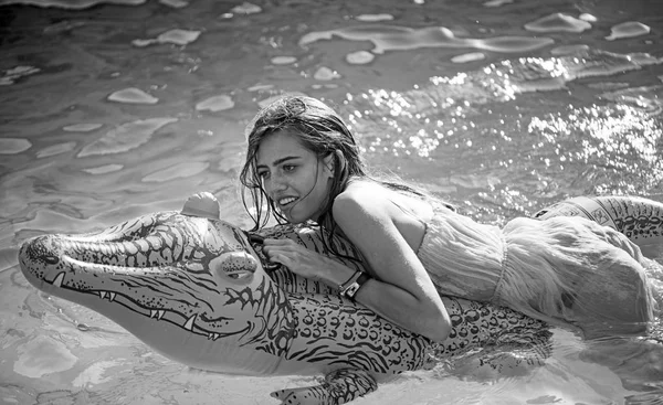 膨脹可能なマットレスと海にセクシーな女性。豪華なスイミング プールでおくつろぎください。ファッションのワニ革と水の中の少女ワニの女の子の冒険。夏休み、海、モルディブへの旅行. — ストック写真