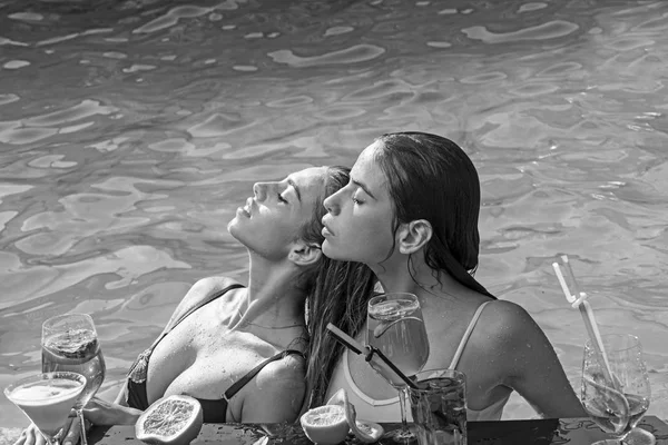 Отдых у бассейна на спа-курорте. Летние каникулы и купание в море. Модные женщины со свежим алкоголем и фруктами в миами. Коктейль у девушек в бассейне на Мальдивах. друзья и дружба — стоковое фото
