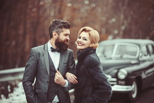 Retro autó, erdő és téli időben a boldog pár a szerelem. — Stock Fotó