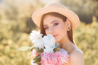 Sıcak yaz. Doğal güzellik ve spa terapisi. Uzun saçlı yaz kızı. Bahar kadını. Bahar ve tatil. Moda makyajlı kadın. yüz ve cilt bakımı. Yaz aylarında seyahat