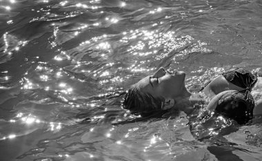 Maldivler veya Miami beach su. Spa Yüzme Havuzu, ferahlık ve Cilt Bakımı rahatlayın. Seksi kadın Karayip Denizi Bahamalar üzerinde. Kadının güzelliği nemli. Yaz tatili ve okyanus seyahat.