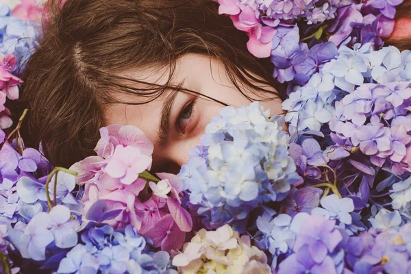 Cosméticos de maquiagem e cuidados com a pele. Retrato de moda de mulher. Cabelo e pele saudáveis. Mulher de primavera com flores de hortênsia. Menina com maquiagem de verão. Beleza de verão. Nova vida verde — Fotografia de Stock