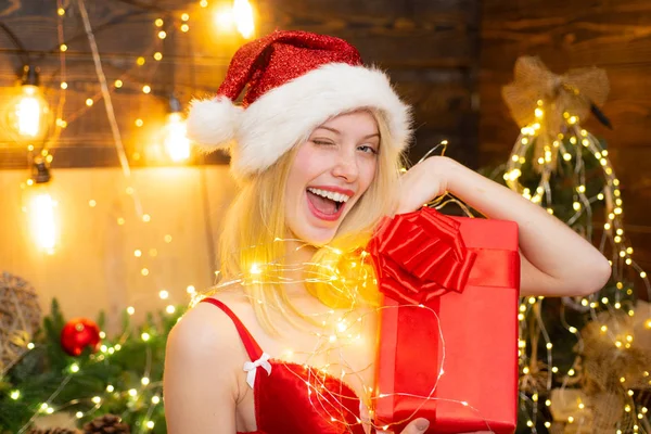 Sexy vánoční oslava. Dívčí klobouk doma u vánočního stromu. Milovat mír a radost celý rok. Sexy erotické děvče oslaví nový rok a veselé Vánoce. Červené spodní prádlo na Vánoce — Stock fotografie