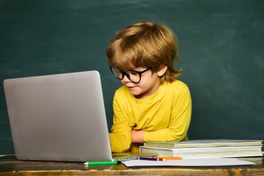 Büyük bir çalışma başarısı. Sınıf. Blackboard arka plan - kopya alanı. Mutlu gülümseyen öğrenciler masada çizim.