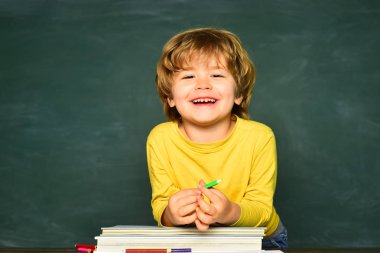 Okula ve mutlu zamanlara. Okul çocuğu ya da anaokulu öğrencisi. Eğitim ve okuma kavramı. Çocuk okulu.