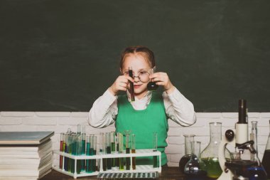 Kimya alanında yeni bir deney yaptılar. Eğitim. Kimya gösterisi. Küçük çocuk bilim adamı okul laboratuvarında kimya kazanç.