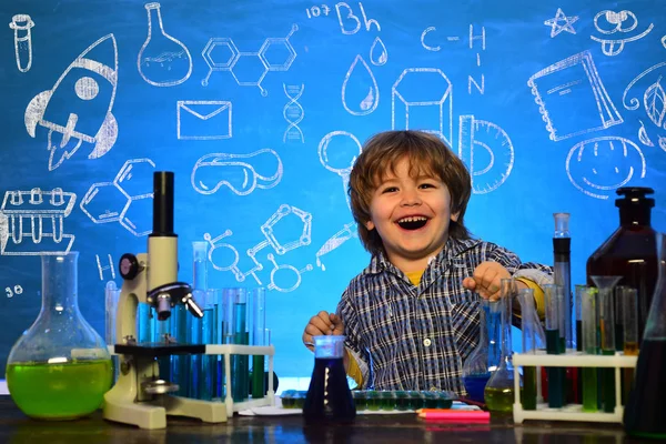 A minha experiência química. Prontos para a escola. Primeira classe. Primeiro dia de aulas. Ciências da química — Fotografia de Stock