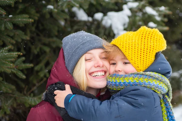 Engraçado menina criança brincando em bolas de neve. inverno jogo de  inverno para crianças. criança se divertindo na época do natal