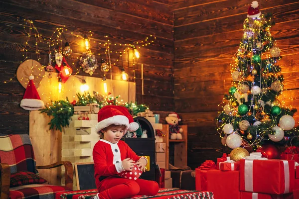 Chłopiec Cute dziecko wesoły nastrój grać w pobliżu choinki. Rodzinne wakacje. Wesołych i jasnych świąt Bożego Narodzenia. Piękne dziecko cieszyć się Boże Narodzenie. Santa chłopiec małe dziecko świętować Boże Narodzenie w domu. Wspomnienia z dzieciństwa — Zdjęcie stockowe