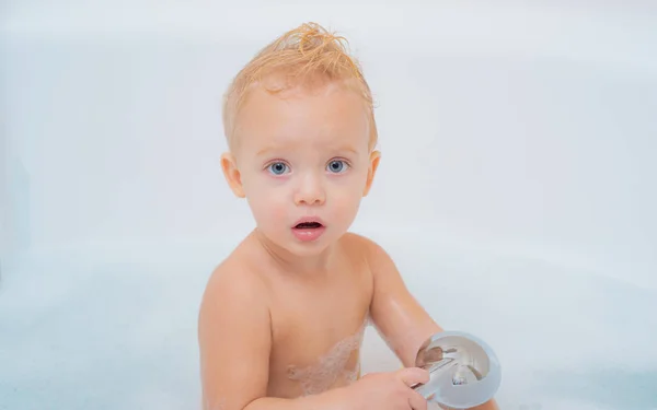 Niño en el baño. Un chico bañándose. baño de burbujas infantil. Niños jugando en la bañera. Jugando en la bañera. Niño en la bañera con burbuja de jabón esponjoso . —  Fotos de Stock