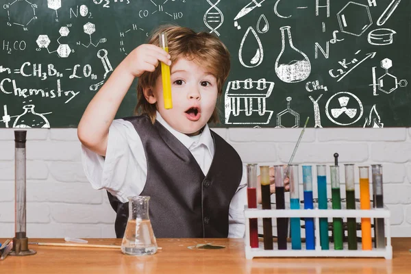 Escola primária. Crianças na aula da escola. De volta à escola. Uma demonstração química . — Fotografia de Stock