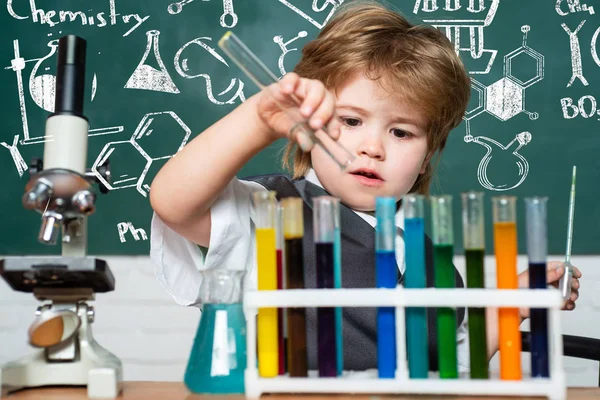 Kemivetenskap. Barn från grundskolan. Vad som lärs ut i kemi. — Stockfoto